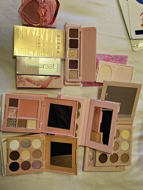 Pink Eyeshadow Palette Set – Assorted Pink & Neutral Shades